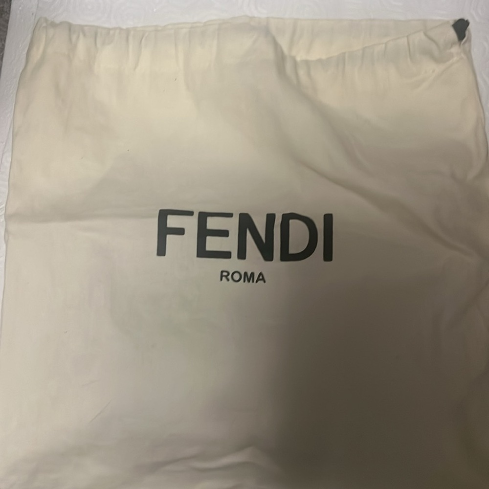 📍SOLD📍Fendi Magenta Shoulder Bag with Silver Chain Detail - Picture 10 of 14